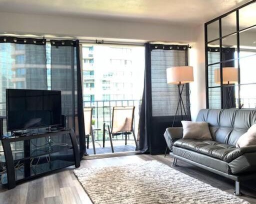 McCully - Moiliili Apartment | NEWLY Remodeled 2 BDRM Queen