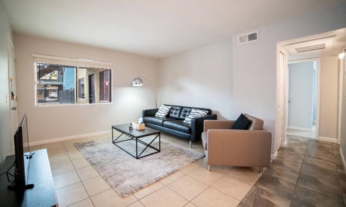 Riverside Apartment | Newly Remodeled 2Bed/1Ba Suite #32