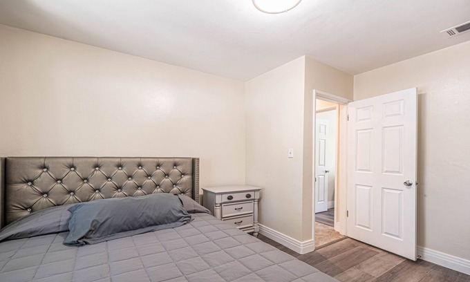 Riverside Apartment | Newly Remodeled 2bedroom Apartment by the Riverside Plaza