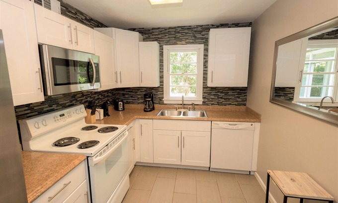Cottondale House | Newly Remodeled 3 Bedroom 1 bath 5 miles from UA Great monthly rates!