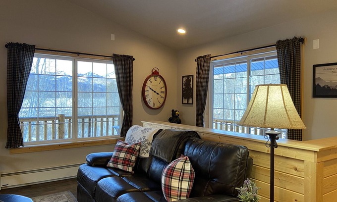 Island Park Cabin | NEWLY Remodeled Cozy Getaway Cabin w/Hot Tub, only 15 minutes to YELLOWSTONE NP!