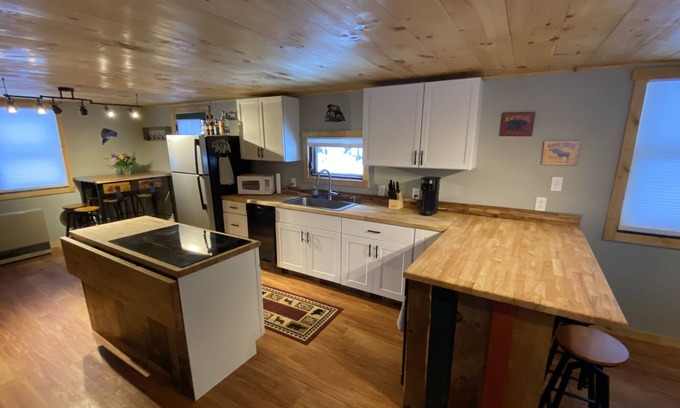Columbia House | Newly remodeled cozy camp, close to town, trail access