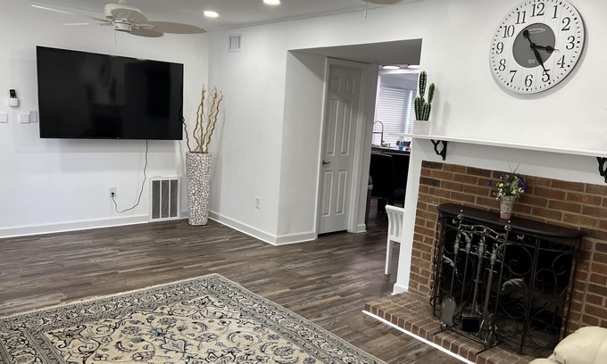 Sharon Woods House | Newly remodeled house. 3 minutes to shopping center. Pets friendly.