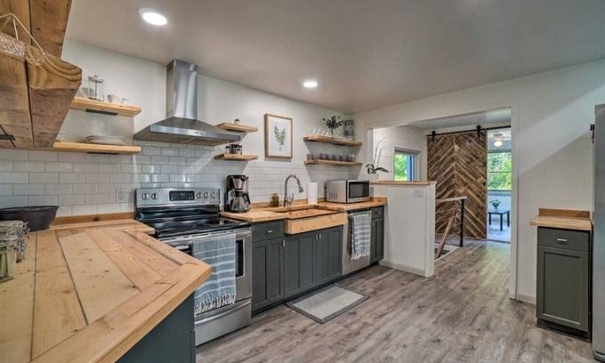Mount Juliet House | Newly Remodeled Lake-View Home
