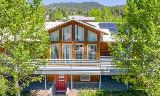 Woodland Park Cabin | Newly remodeled Mountain Cabin w/AC/Charis Bible College/AWM/Pikes Peak/King bed