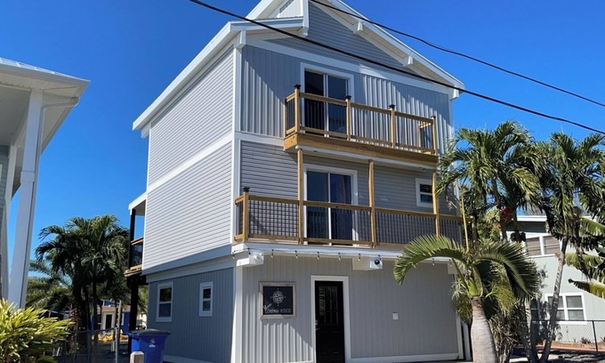 Bokeelia House | Newly remodeled, relaxing, romantic ground floor 1 bedroom waterfront getaway.