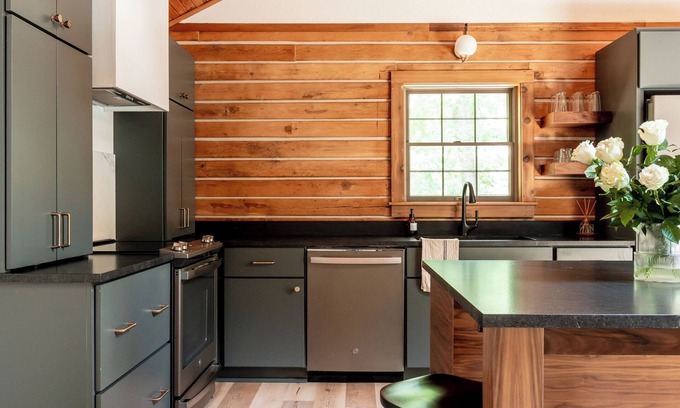 Bella Vista Cabin | Newly Remodeled True Log Cabin | Fire Pit | Bike In-Bike Out