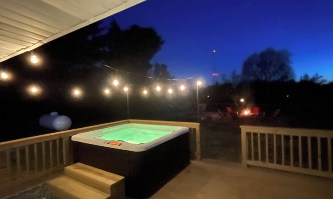 Wisconsin Dells Cottage | Newly Remodeled 3BR Cottage w/Hot Tub - Fire Pit - Near Wisconsin Dells
