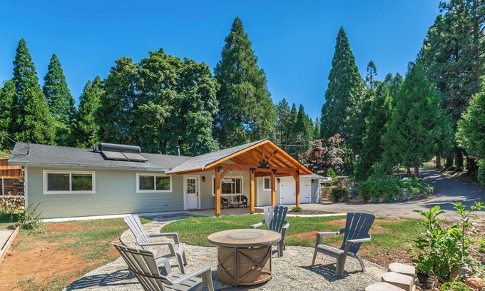 Apple Hill House | Newly Remodled home walking distance to APPLE HILL + SAUNA