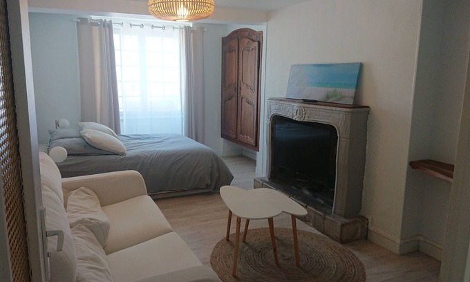 Barneville-Carteret Apartment | Newly renovated studio in the heart of town, separate kitchen