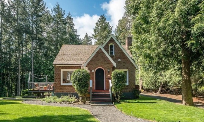 Roche Harbor House | Newly renovated 1929 cottage near Roche Harbor with modern updates (PLC)
