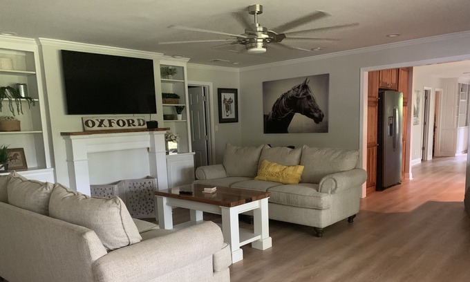 Oxford House | Newly renovated!!12 minutes from the square and stadiums!