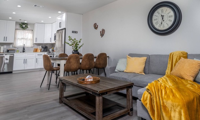 Oakwood House | Newly Renovated 2ba/2 Private Baths Rustic Oakwood Townhouse