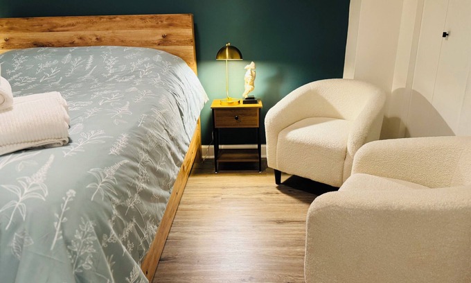 Sheffield and DePaul Apartment | Newly Renovated 2BR Unit Near DePaul University