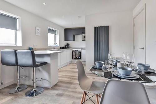 Sheffield Apartment | Newly Renovated 3 Bed 2 Bath Apartment & Parking