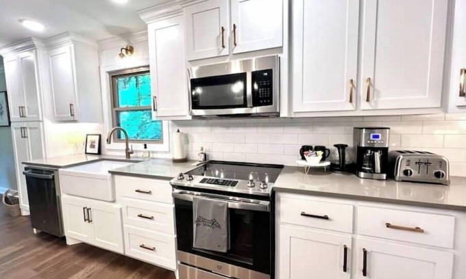North Florence House | Newly renovated 3 Bed/3 Bath house conveniently located in Florence, AL.