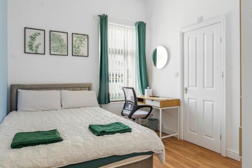 Bury Apartment | Newly renovated 3 Ensuite bedroom house in bury, 5 people