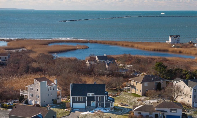 Point Judith House | Newly Renovated 4-bed Beach House in Point Judith - 10/10 Walkability!