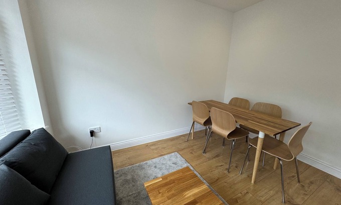 Custom House Apartment | Newly Renovated 4BD Home, 11 Mins to ExCel London!