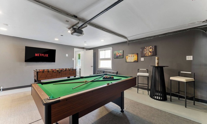 Sherwood Forest and Thistle Development House | NEWLY RENOVATED! 5 mins away from Disneyland! Modern and Comfort Dream Home!