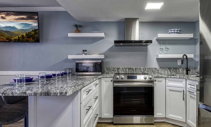 Sevierville Apartment | Newly Renovated 5 Star Condo Pool Gorgeous View