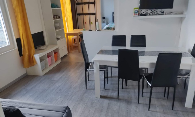 Downtown Le Havre Apartment | Newly renovated apartment in manor house, very close to town center