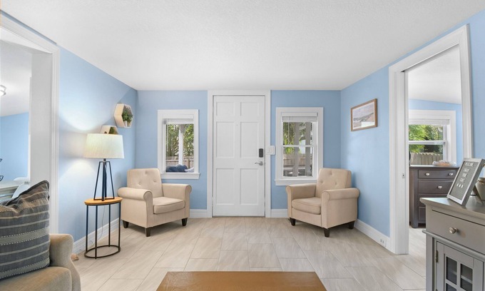 Historic Old Northeast House | Newly renovated Cottage! 1 mile from Downtown & St. Pete Pier