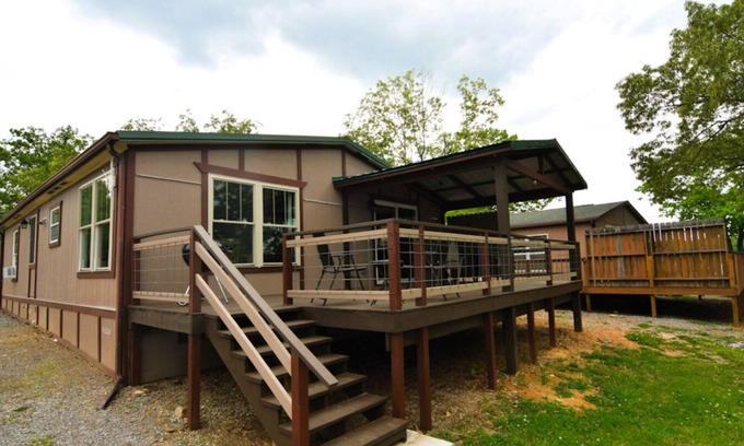 Benton Apartment | Newly Renovated Cottage 2 at the King Creek Lodge and Marina