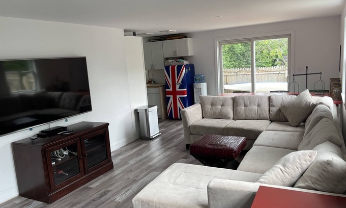 Montauk Cottage | Newly Renovated Cottage Across from the Ocean, Walk or Hampton Hopper to Town!