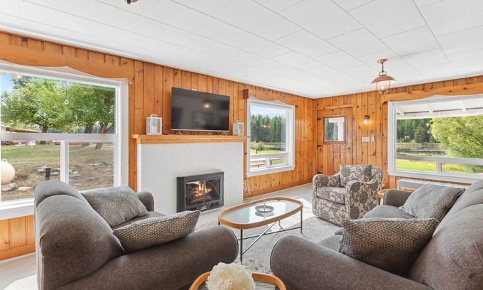 Eureka Cottage | Newly Renovated, Eureka Lakefront Retreat!