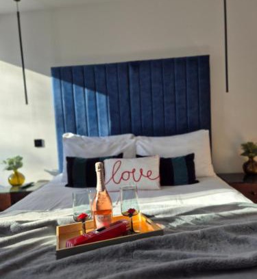 Canterbury Apartment | Newly Renovated Flat with Parking space