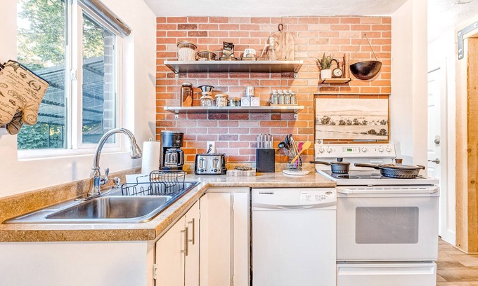 Canyon Rim House | Newly renovated/furnished getaway with hot tub and adorable decor - dogs OK