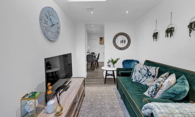 Croham Apartment | Newly Renovated: Contemporary Haven w/ Outdoor