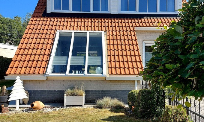 Scharendijke House | Newly renovated gr. Vacation home 110sqm living space, large garden Zeeland by the sea with dog