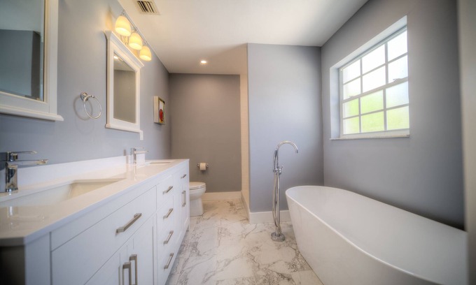 White St. Gallery House | Newly renovated home close to the beach and all attractions