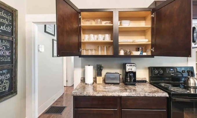 West End House | Newly Renovated-In Historic West End-Sleeps 8nn