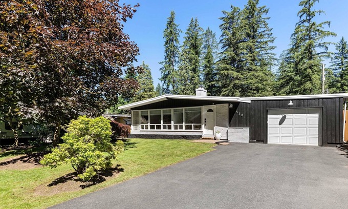 Cultus Lake House | Newly Renovated Lake House-7 Bed-2min Walk to Lake