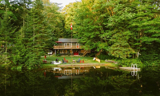 Bracebridge Cottage | Newly renovated luxury waterfront cottage, family and pet friendly. Sleeps 10.