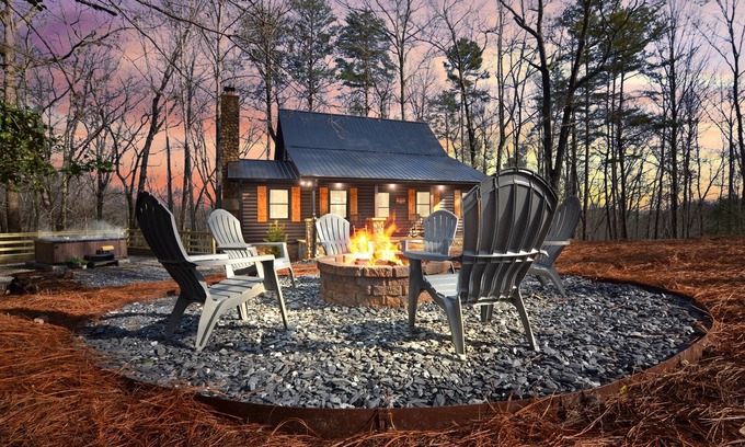 Dahlonega Cabin | Newly Renovated Luxury Cabin w/Hot tub & Fire pit!