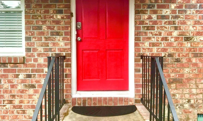 Charleston House | Newly Renovated Modern 2 Bed, 1 Bath Close to Downtown -Red Door