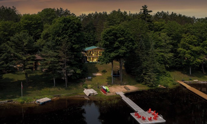 Bracebridge Cottage | Newly Renovated Modern Cottage in Muskoka, Private Lake, Canoe, Kayaks and more!