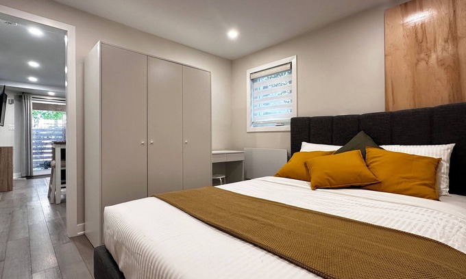Aurora House | Newly Renovated! Modern & Cozy Aurora Secondary Unit