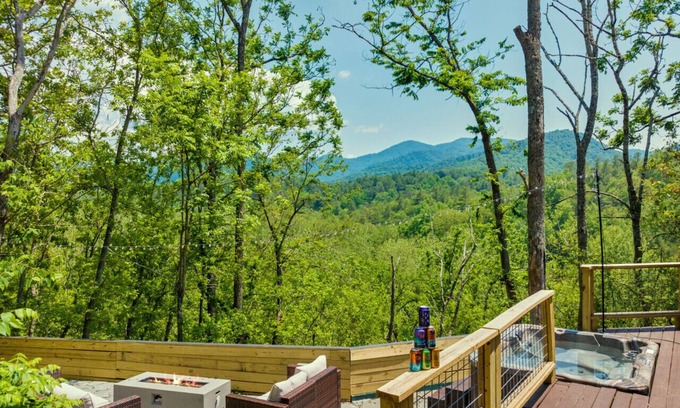 Weaverville House | Newly Renovated Mountain Retreat