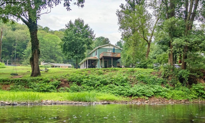 Jersey Shore House | Newly Renovated! Outdoor oasis with kayaks.