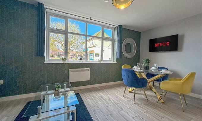 Whitton Apartment | Newly Renovated Spacious One Bedroom in Twickenham