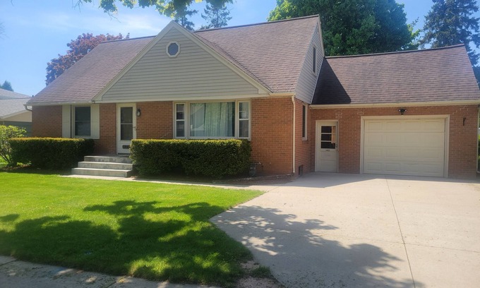 Green Bay House | Newly Renovated/Spacious house within walking distance to Lambeau Field