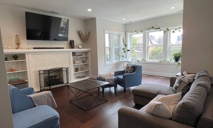 Edgewater Apartment | Newly Renovated, Spacious 2BR in Andersonville with Private Parking