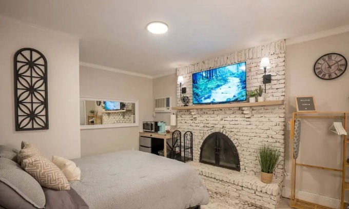 Deer Park House | Newly Renovated Studio with Private Entrance