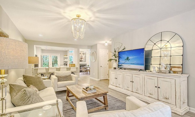 Charleston House | Newly Renovated Townhouse close to Daniel Island