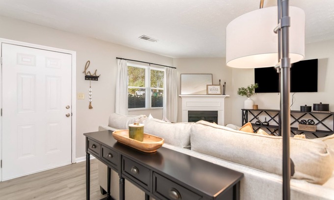 Woodstock House | Newly renovated townhome/walking distance to DT